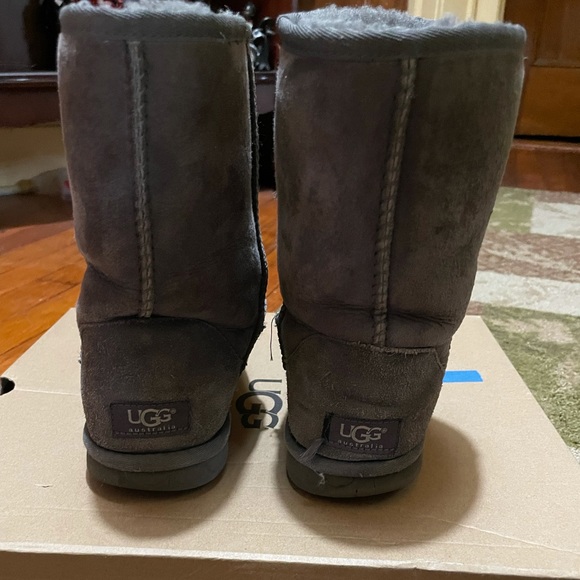 Ugg’s Grey CLASSIC SHORT II - Picture 4 of 5